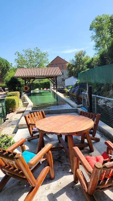 Location de vacances pour 4 personnes, avec piscine et terrasse à Montverdun - 2