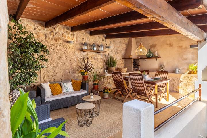 Charming Holiday Home "Bonavista" with Wi-Fi, Terraces & Mountain View; Parking Available in Pollença Town, Pollença