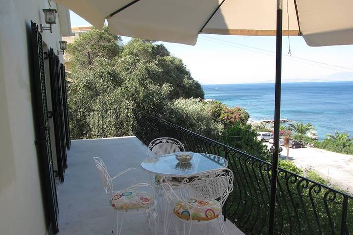 Location de vacances pour 4 personnes, avec balcon et jardin dans Benitses