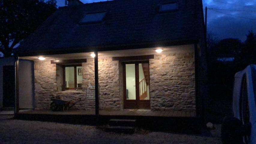 Gîte pour 2 personnes, avec terrasse et jacuzzi à Lannéanou