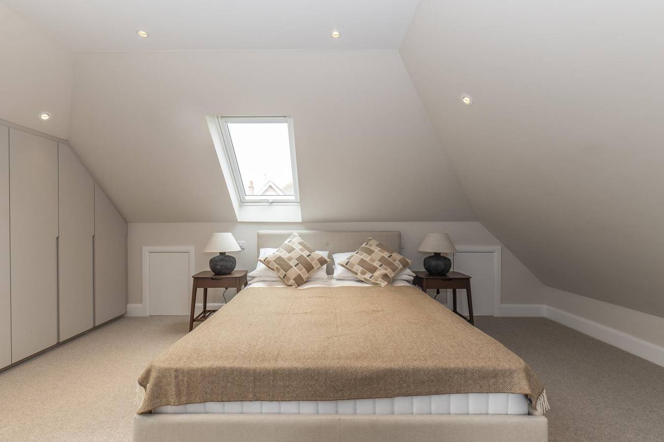 Entire apartment, Central Surbiton Studio | Walk to Station - Pass the Keys in Surbiton, London