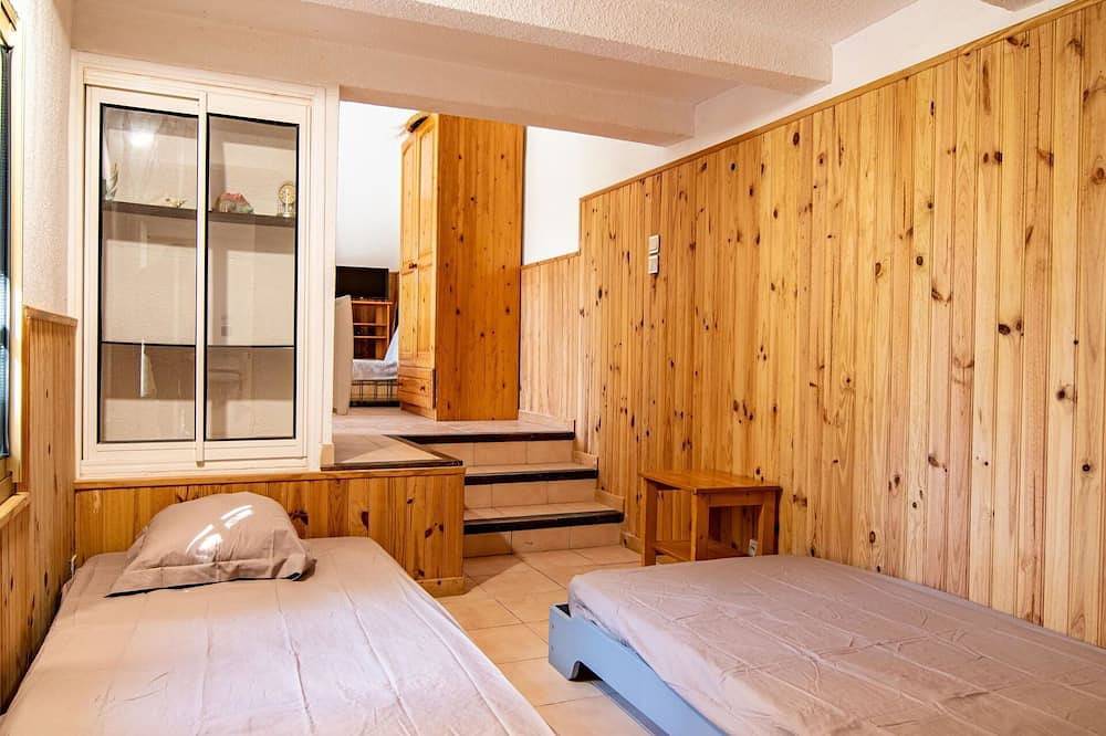 Cosy apartment in villa for 4 people with pool, Wifi, Tv, terrace and parking in Besse-sur-Issole, Brignoles region