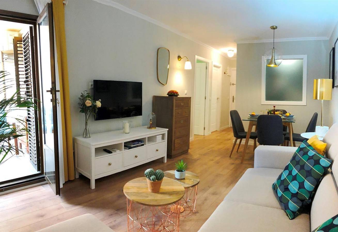 Geheel appartement, Huisdiervriendelijk appartement Rumoholidays met uitzicht op zee en Wi-Fi in Torrevieja Centre, Torrevieja