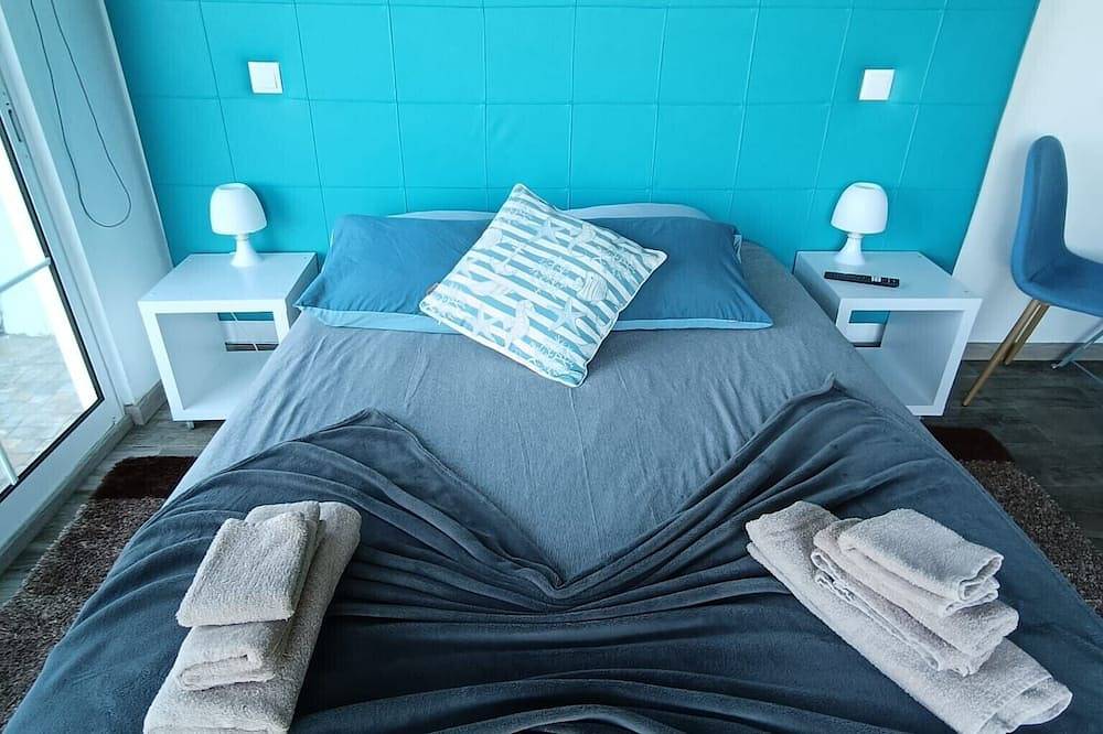 Appartement entier, Bungalow « Maison Privée Vue Océan - 2 » avec piscine partagée, jardin et Wi-Fi in Caniço, Île de Madère