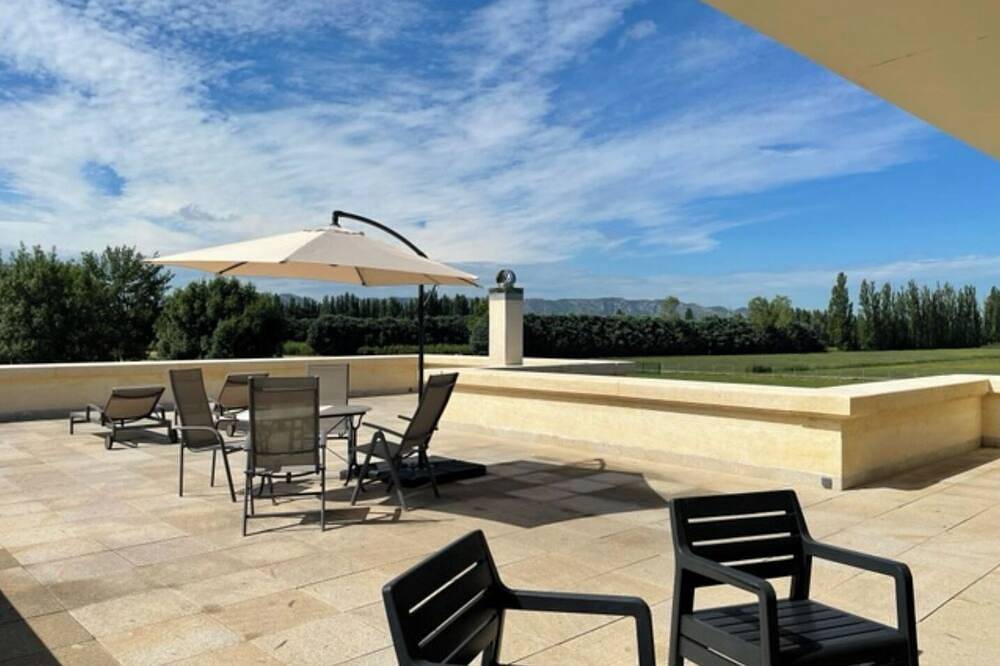 1 Bedroom Private vacation home in Mollã©gã¨s in Châteaurenard, Region de Arles