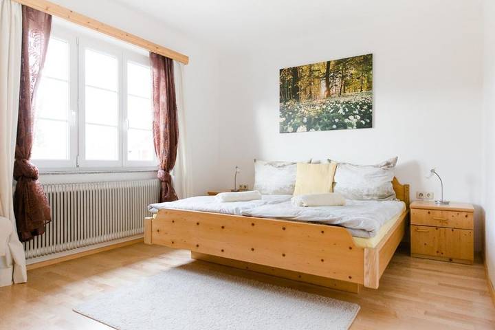 Ferienwohnung für 2 Personen, mit Balkon und Terrasse sowie Garten und Ausblick in Steinbach am Attersee