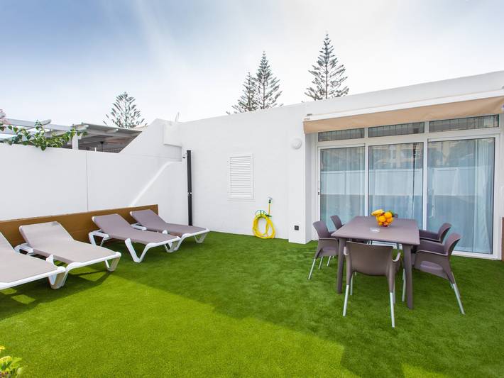 Bungalow voor 6 personen, with zwembad and tuin as well as terras in Playa del Inglés