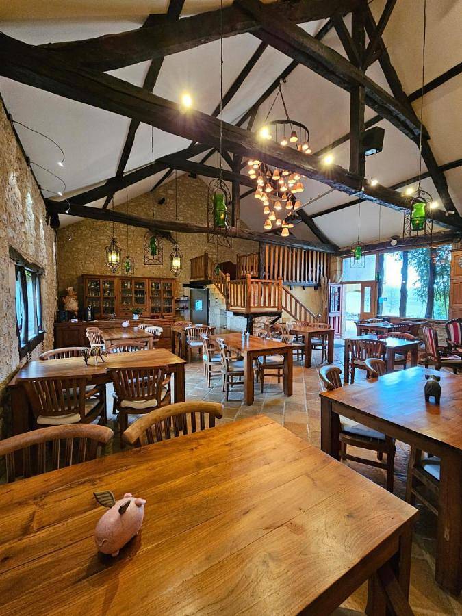 Location de vacances pour 4 personnes, avec piscine ainsi que vue et jardin à Nojals-et-Clotte - 4