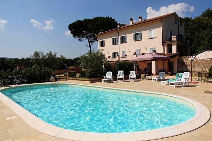 Agriturismo per 3 persone, con Terrazza e Giardino nonché Piscina e Panorama a Sutri
