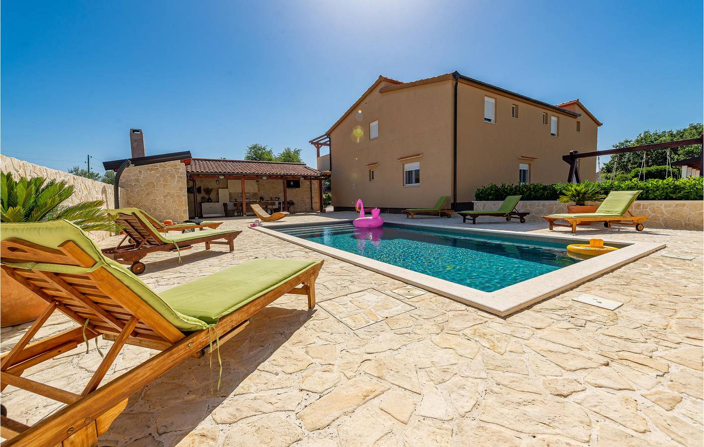 Charmante 2-Zimmer-Wohnung mit Pool und Terrasse in der Nähe einer Pizzeria in Galovac, Zadar