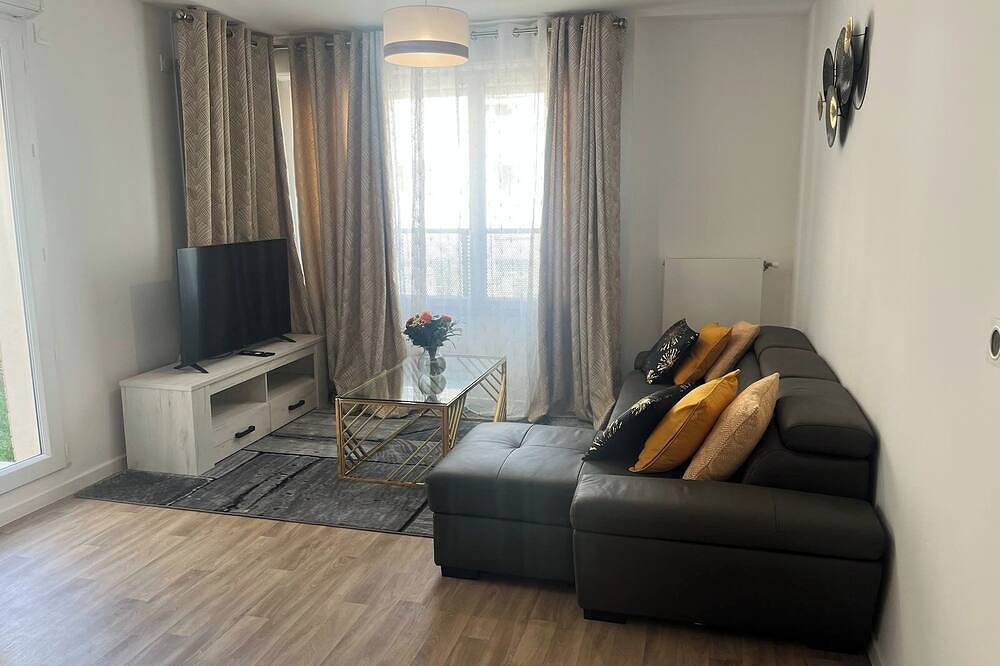 Entire apartment, New apartment with 2 large bedrooms in the heart of the city in Noisy-le-Sec, Seine-Saint-Denis