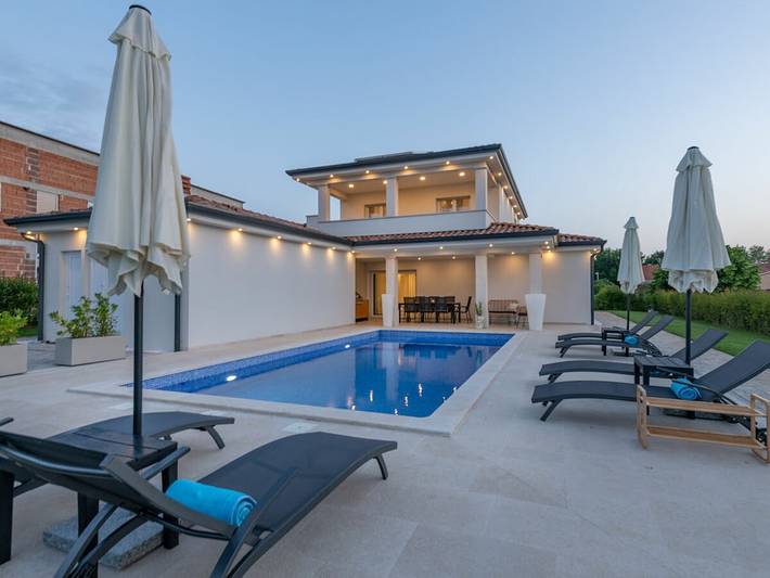 Ferienhaus für 8 Personen, mit Balkon und Garten sowie Pool