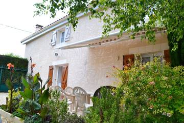 Gîte pour 5 personnes, avec jardin dans Saint-Genis-d'Hiersac