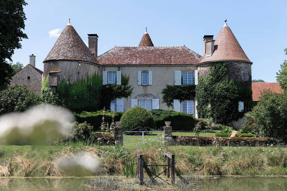 Château de Montagnerot avec piscine in Fontangy, Région de Montbard