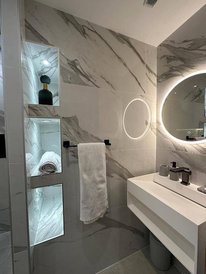 Gîte pour 2 personnes, avec terrasse ainsi que vue et vue sur le lac à Tresserve - 4