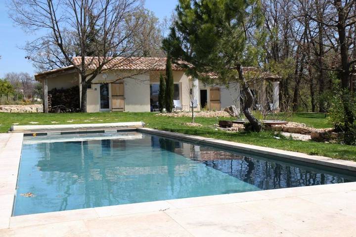 Location de vacances pour 2 personnes, avec Terrasse et Jardin ainsi que Piscine et Sauna à Caseneuve