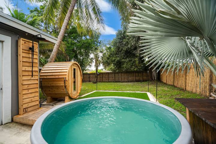 Vacation home for 4 people, with yard and pool, kid friendly in Fort Lauderdale