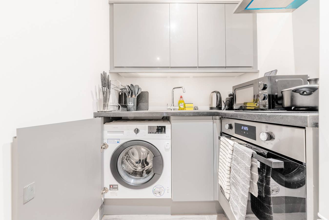 Ganze Ferienwohnung, Central - Stay 2 - Near Transport - Parking - Wifi in Kent