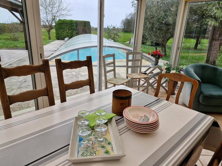 Location de vacances pour 9 personnes, avec piscine et terrasse à Corme-Écluse