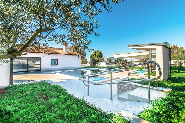 Villa für 8 Personen, mit Terrasse und Garten in Porec und Umgebung