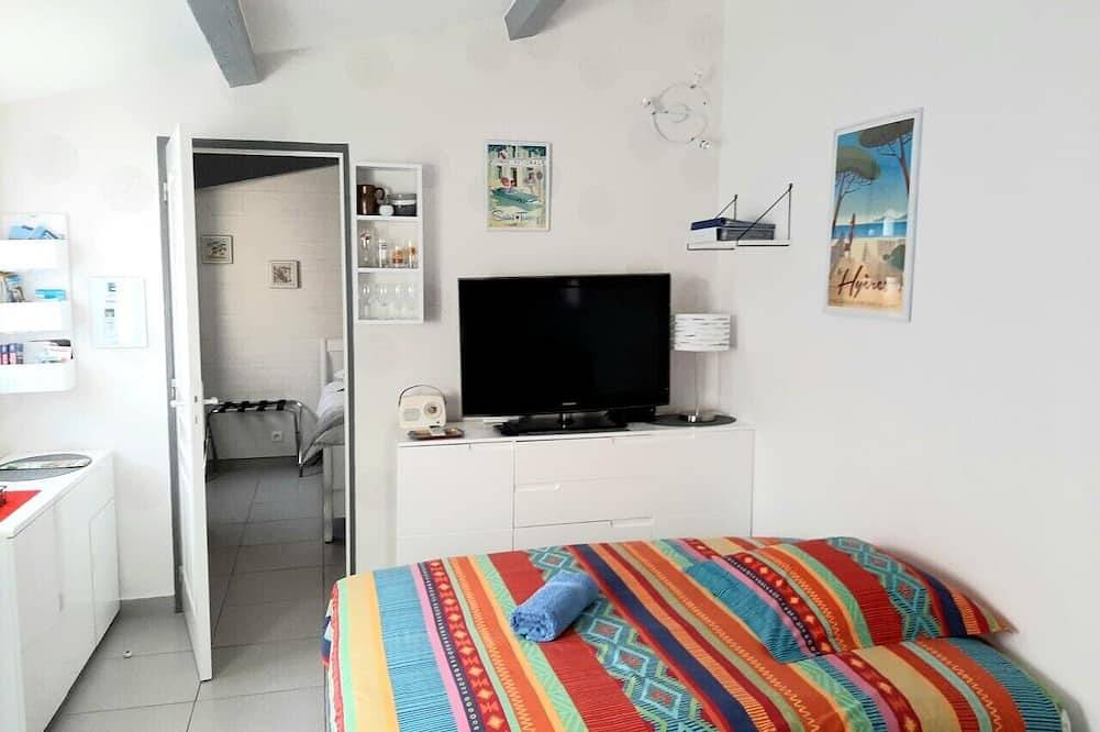 Tourves, kleines unabhängiges Haus, ruhig, sauber, Schwimmbad, Grill, Wifi. Clim. in Tourves, Brignoles Region