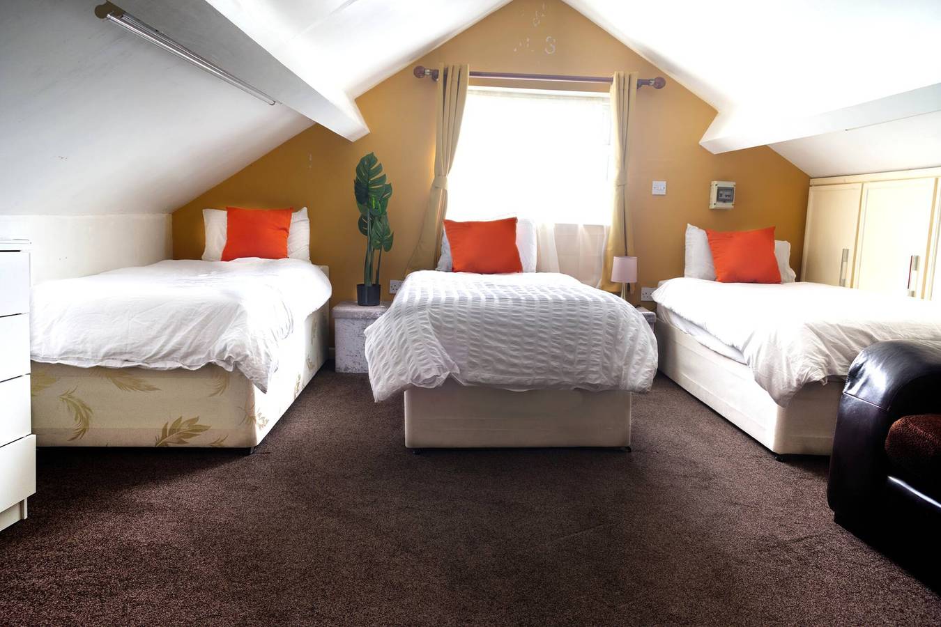 3 habitaciones individuales con cocina completa, wifi rápido, estacionamiento gratuito in Wolverhampton, Birmingham y alrededores