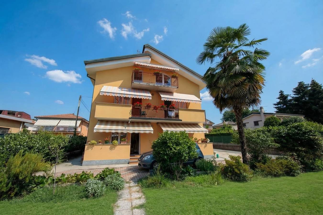 Appartamento intero, Silver Lake lake shore with Balcony&Air-Co in Angera, Comune di Angera