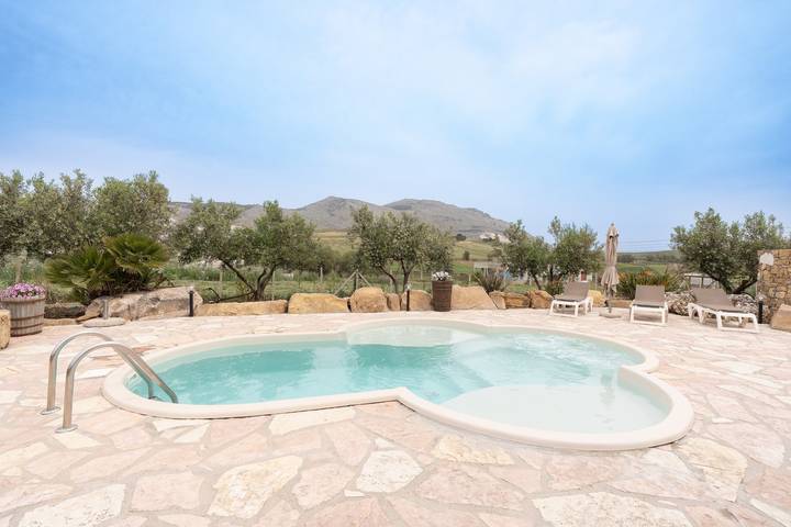Villa Anna con piscina privata, vista sulle montagne, Wi-Fi e aria condizionata in Buseto Palizzolo, Provincia di Trapani