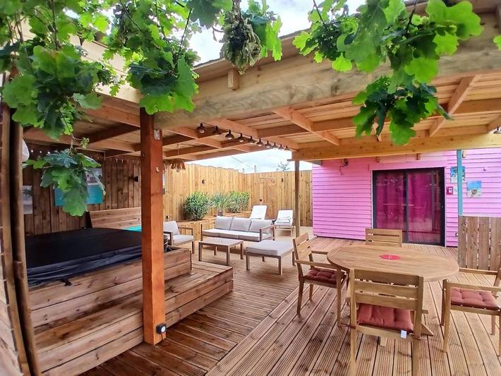 Chalet pour 4 personnes, avec Jacuzzi et Terrasse ainsi que Jardin et Piscine