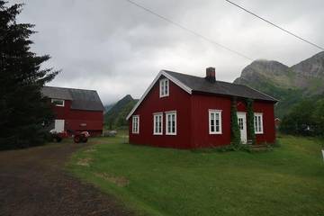Ferienhaus für 4 Personen, mit Ausblick und Terrasse sowie Garten auf den Lofoten