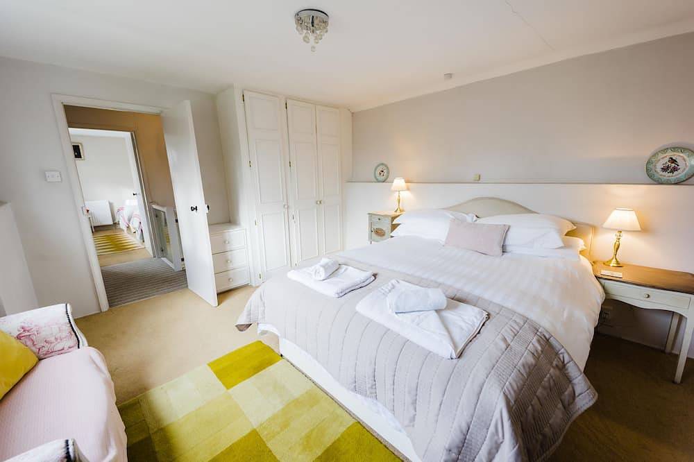 Charming Cottage, 5 Minute Walk to the beach, free passes to the Castle in Manorbier, Pembrokeshire