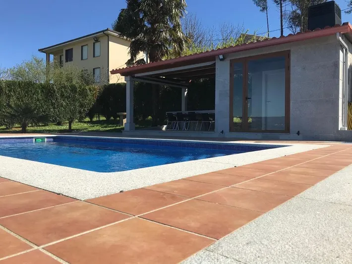 Ferienhaus für 8 Personen, mit Ausblick und Pool sowie Garten - 1