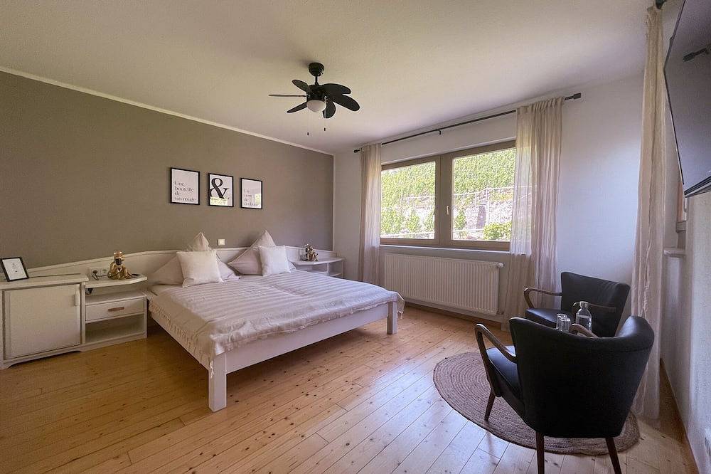 Double room in the Bed & Breakfast on our winery on the Moselle in Zell (Mosel), Traben-Trarbach and Surroundings