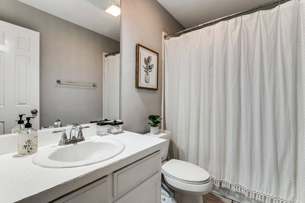 Cozy 4bd/2br house by Mira Vista: Family-friendly, 30+ day stays welcome! in Fort Worth, Tarrant County