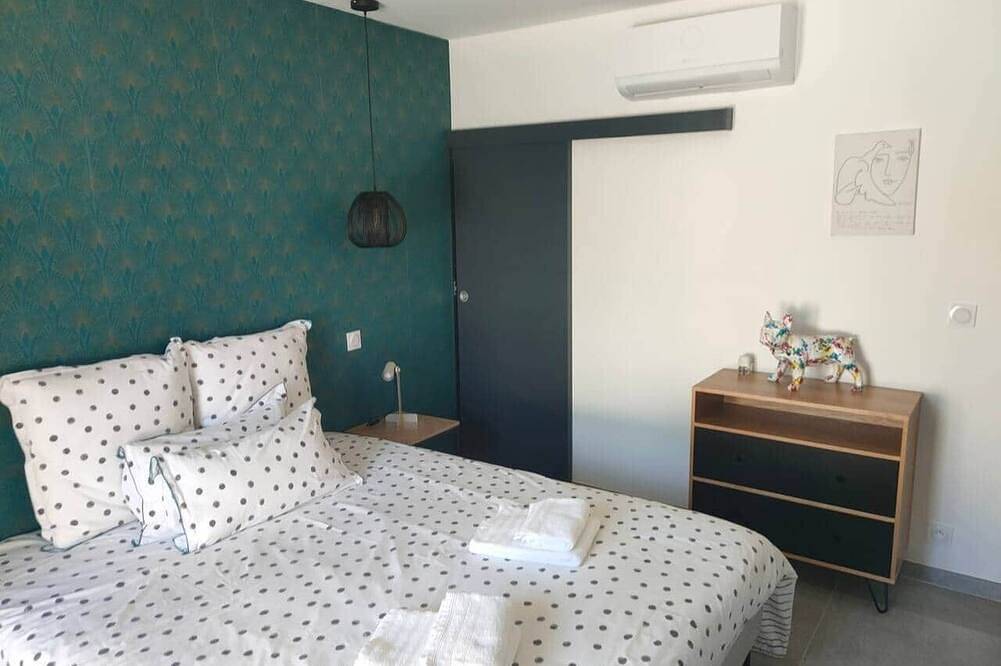 Entire apartment, 2 rooms on the ground floor with air conditioning in Bédarieux, Béziers region