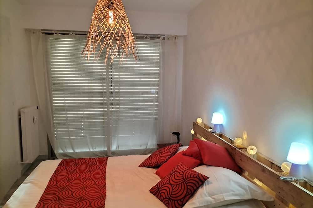 Entire apartment, Ideally located 100 meters from sandy beaches and pine forest in Juan-les-Pins, Antibes