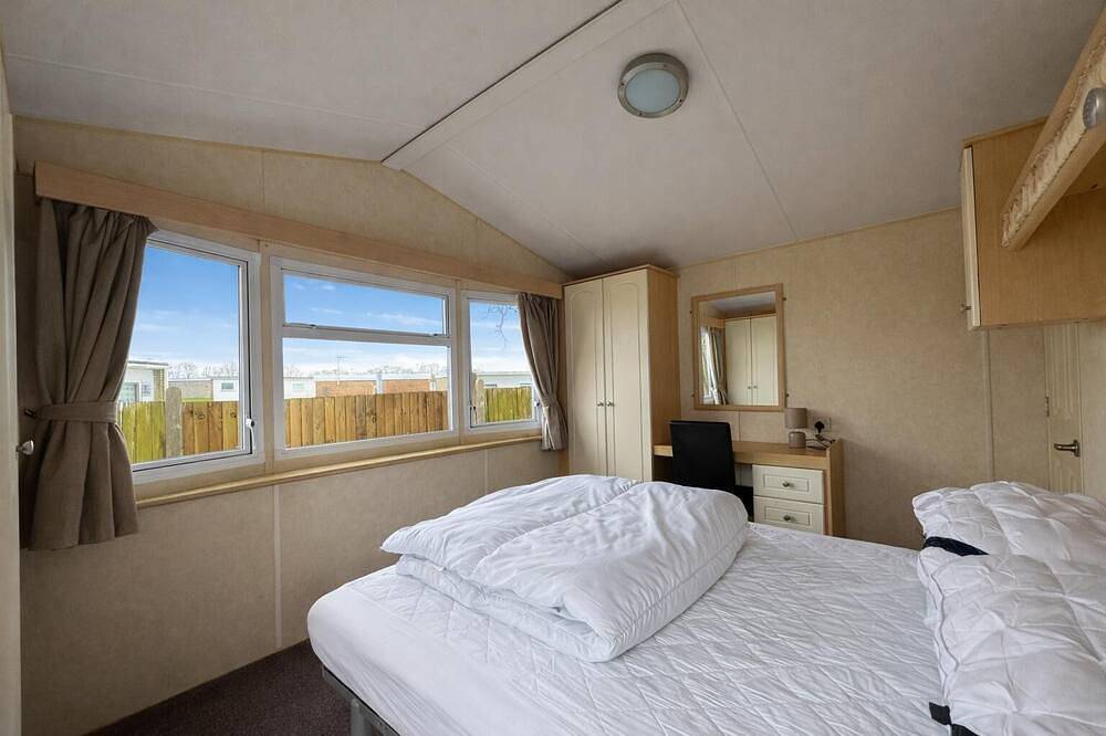 Caravan by the sea at California Cliffs Holiday Park in Norfolk in California (Great Yarmouth), Great Yarmouth