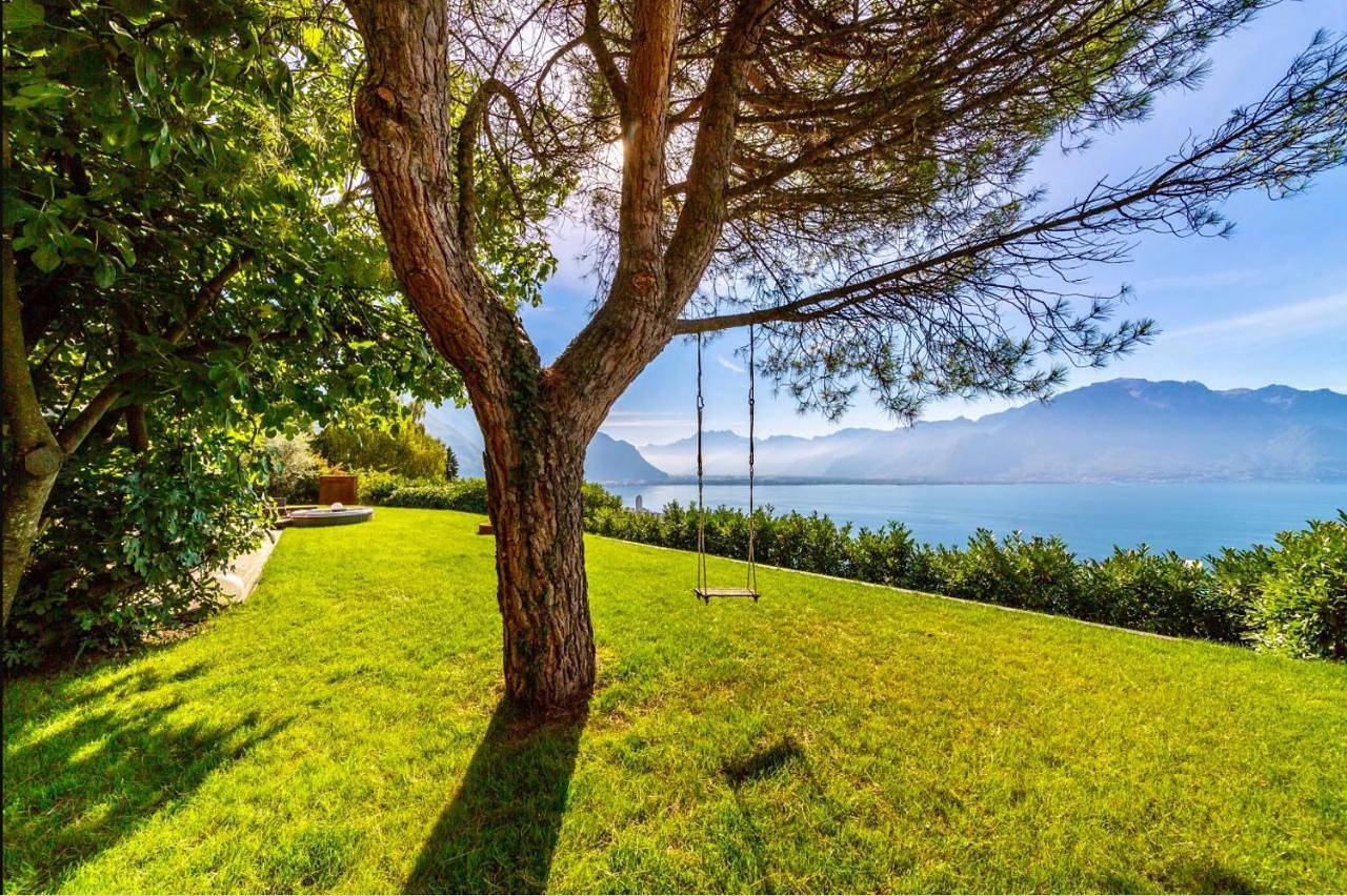 Sunset House with gorgeous view of the lake in Chernex, Montreux