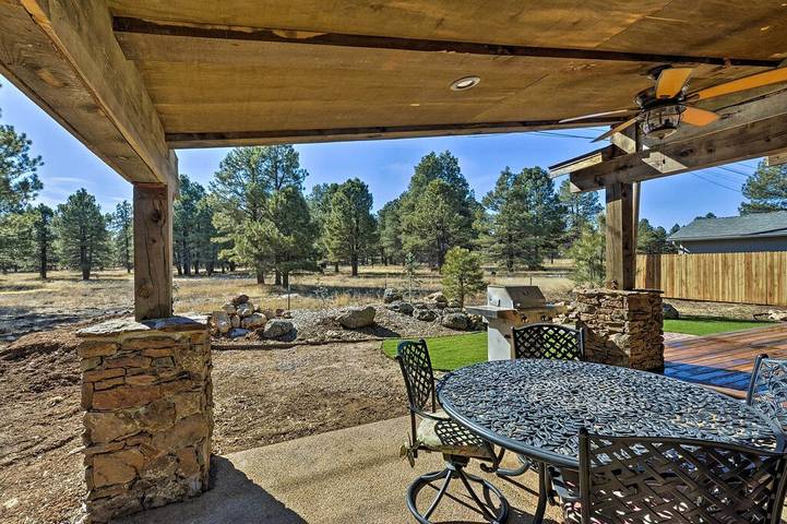 Vacation house for 4 people, with yard and terrace as well as hot tub in Oak Creek Canyon