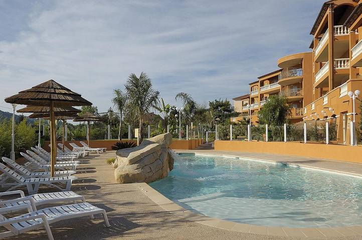 Hôtel pour 4 personnes, avec Terrasse et Jardin ainsi que Piscine et Vue