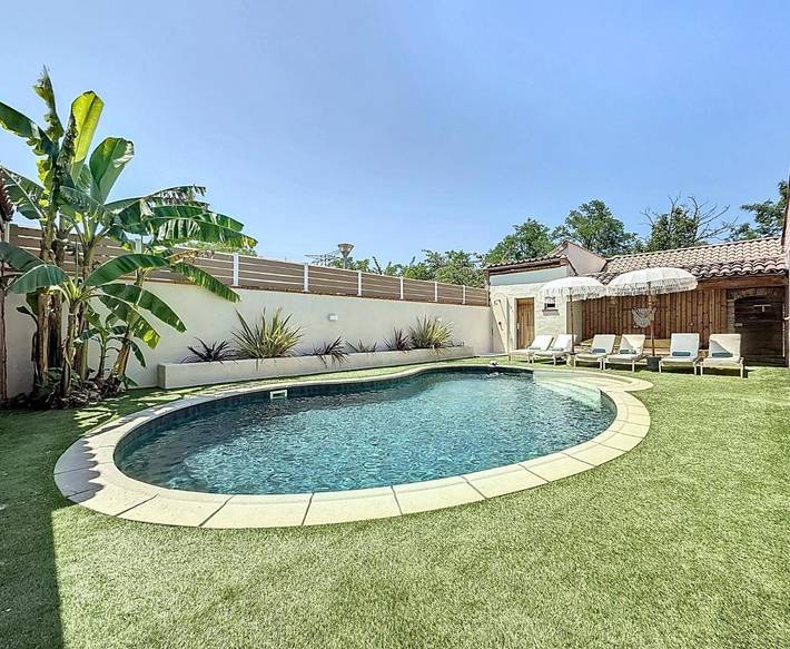 Villa pour 15 personnes, avec Jacuzzi et Terrasse ainsi que Jardin et Piscine