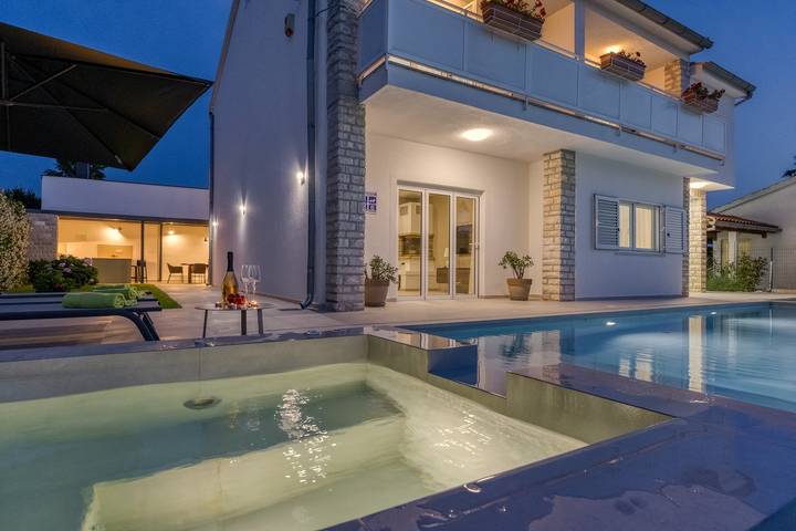 Ferienhaus für 8 Personen, mit Balkon/Terrasse und Garten sowie Pool in Porec und Umgebung - 3