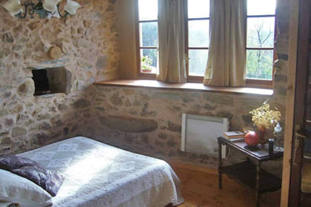 House with large garden in small village, Tedejo, Folgoso de la Ribera León in Folgoso de la Ribera, Cordillera Cantábrica