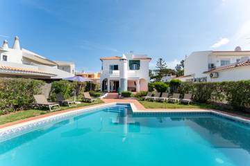 Villa for 8 People in Quarteira, Faro District, Photo 1