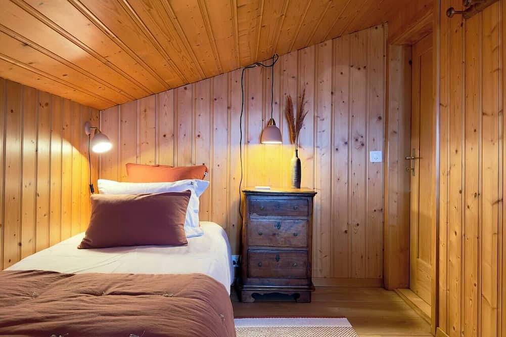 Elegant Family Chalet with Lake & Mountain Views in Leissigen, Thunersee