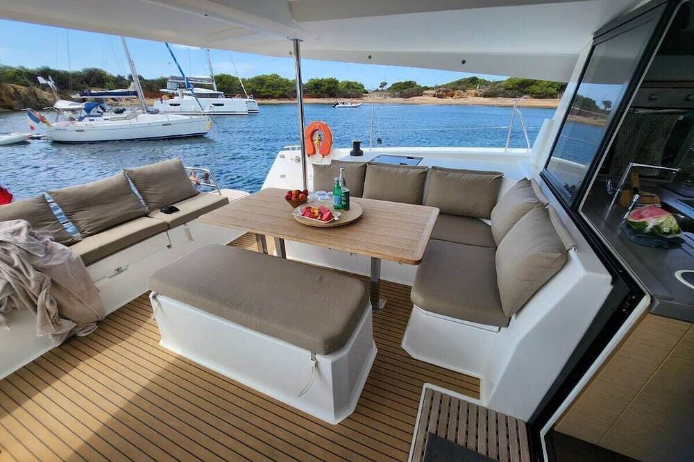Catamarano Eden 2 a 8 persone orm. nel porto in Porquerolles