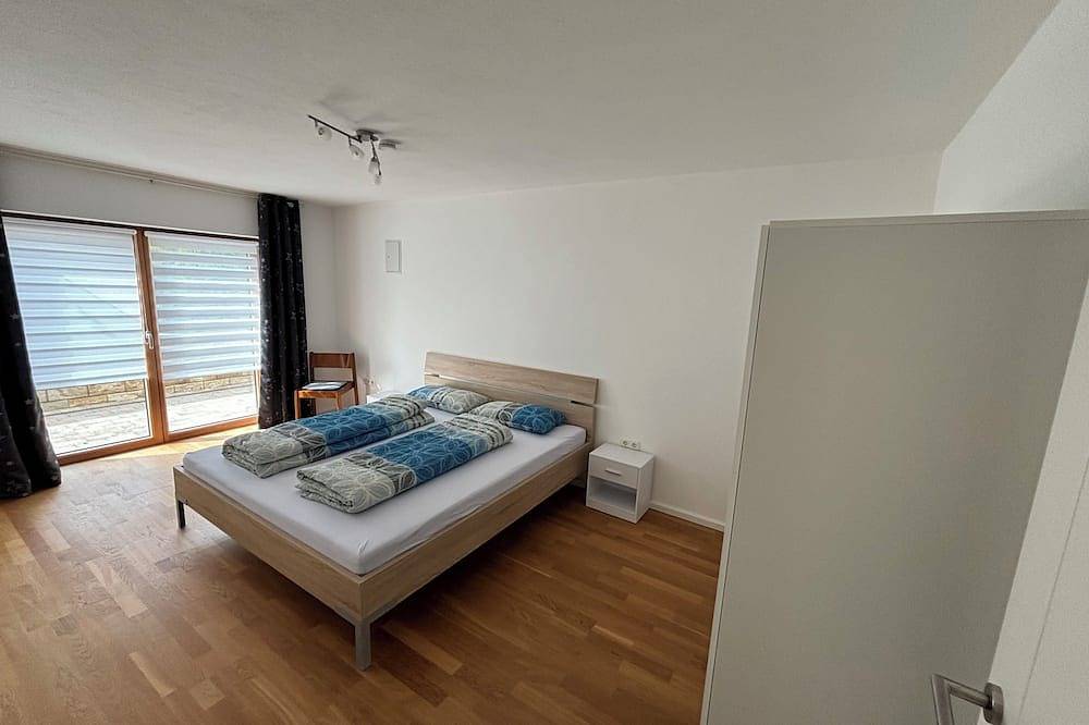 Ganze Wohnung, Stilvolle Ferienwohnung (110qm) mit Terrasse und schönem Garten in Wackersdorf, Ostbayern