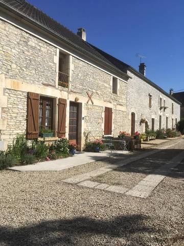 Gîte pour 10 personnes, avec vue et jardin, adapté aux familles à Sougères-en-Puisaye