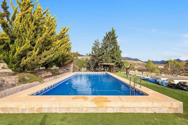 Apartamento para 7 personas, con piscina y jardín en Relleu