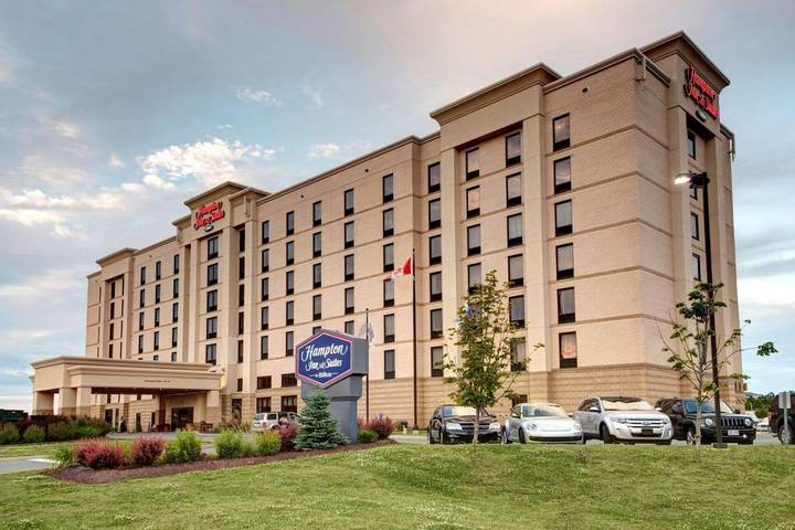 Hôtel pour 3 personnes, avec bassin pour enfant et piscine ainsi que terrasse et jacuzzi, animaux acceptés